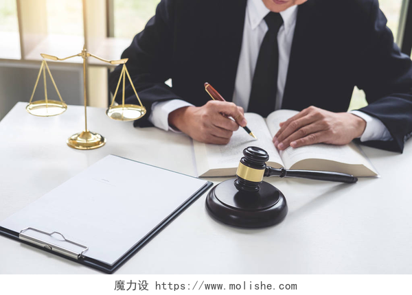 白色的桌子上一个男人在记录法官槌与正义律师, 生意人在诉讼或律师 